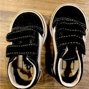 Vans Toddler Old Skool V sneakers, classic black & white colorway. Size 4